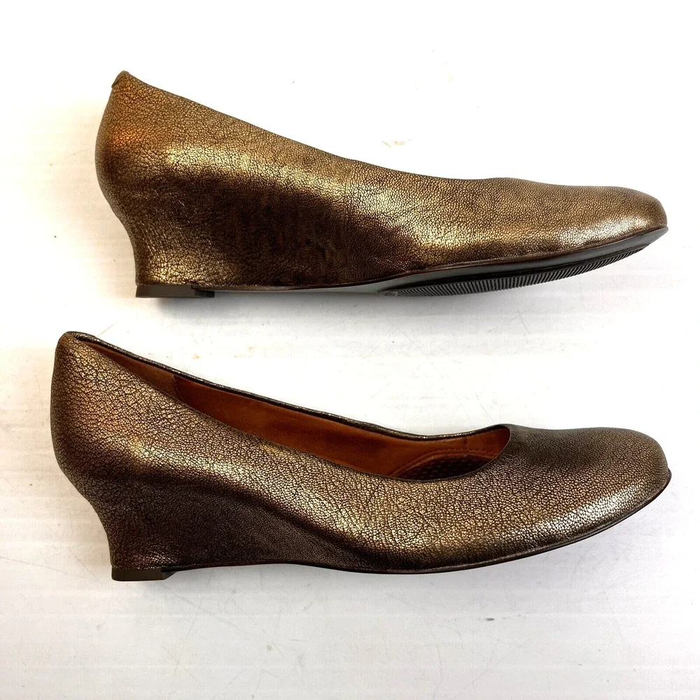 Gentle Souls By Kenneth Cole Women's 7.5 Gold Metallic Pumps Comfort Shoes